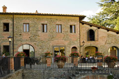 A historic estate, a Tuscan farmhouse. This Tuscan style can be found in every apartment of the villa.